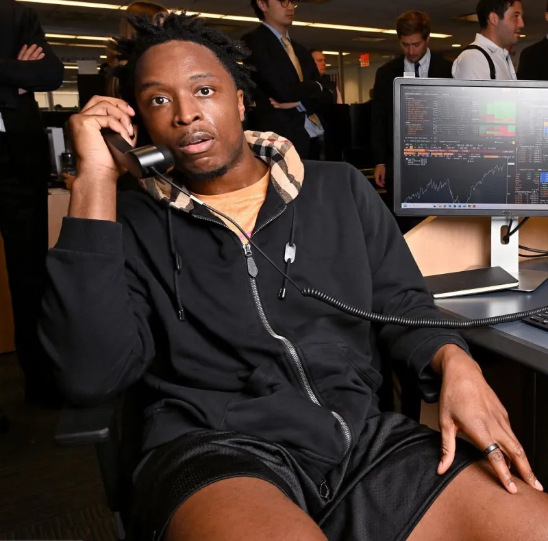 为了慈善！阿奴诺比现身曼哈顿大厦为慈善活动筹集善款