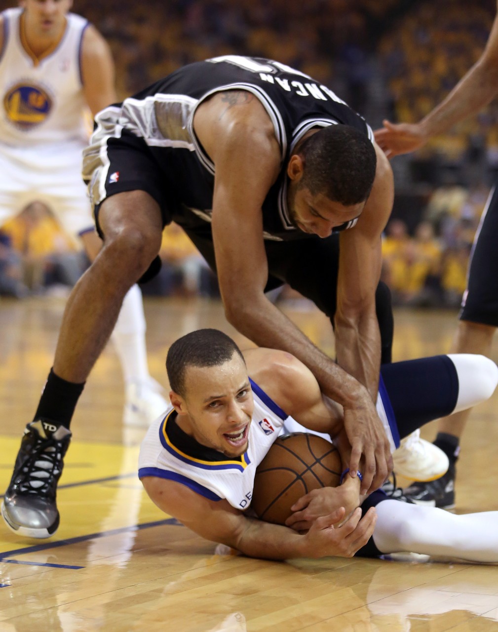 开云网站-下场准备超邓肯！库里替补4记三分贡献17分5板2助1断